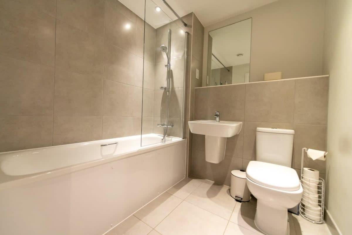 Fantastic 1 Bed Apartment In Crawley Εξωτερικό φωτογραφία