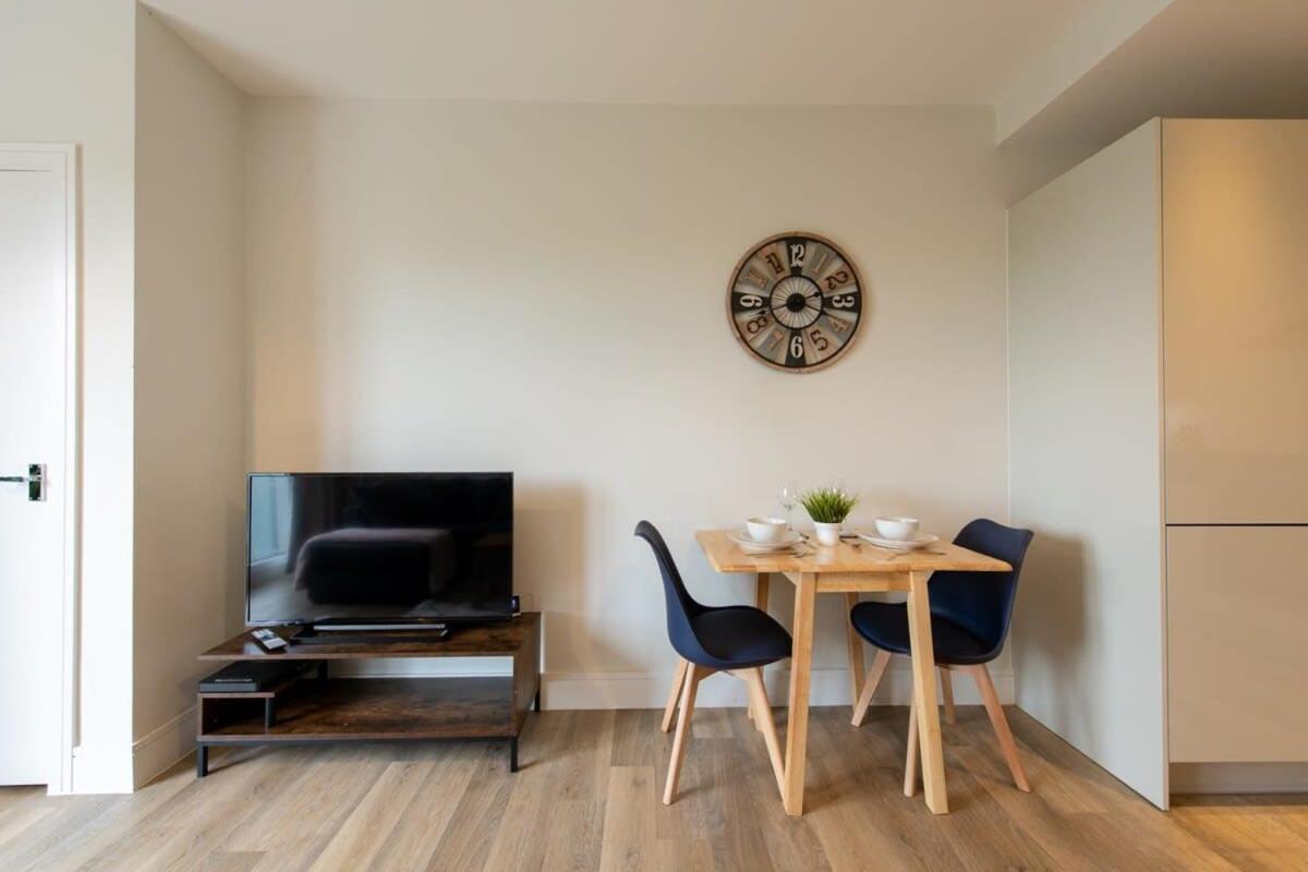Fantastic 1 Bed Apartment In Crawley Εξωτερικό φωτογραφία