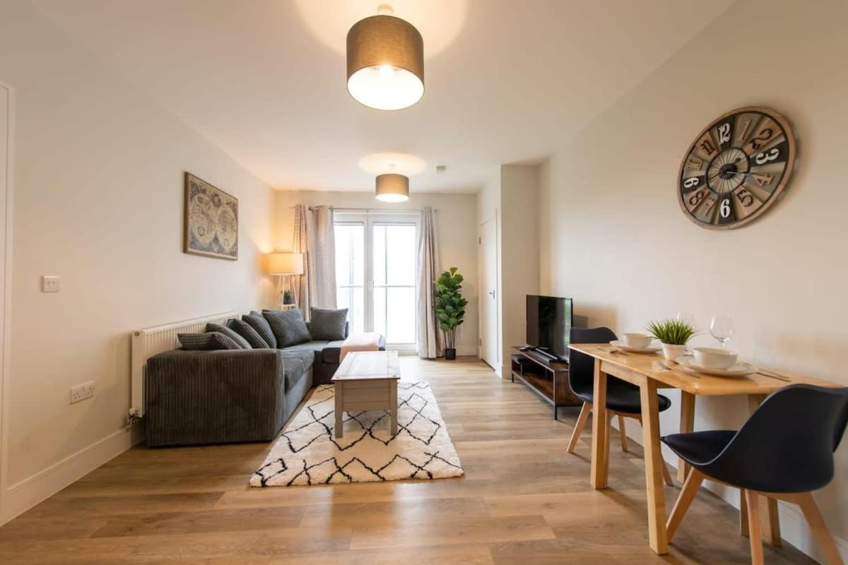 Fantastic 1 Bed Apartment In Crawley Εξωτερικό φωτογραφία