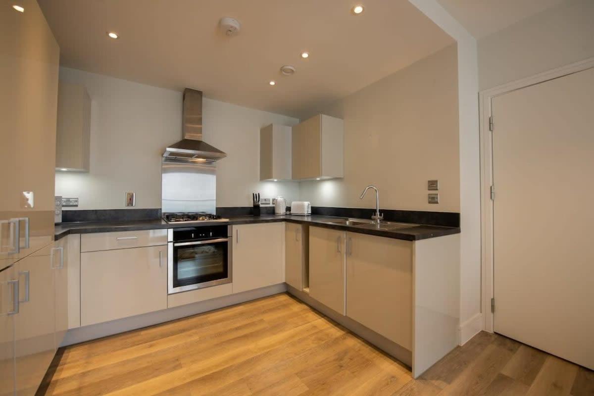 Fantastic 1 Bed Apartment In Crawley Εξωτερικό φωτογραφία